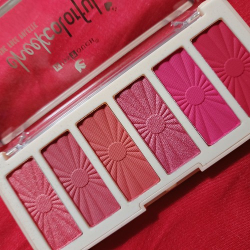 KissTouch Colorful Blush Palette