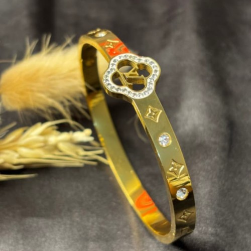 LV Gold Platted Braclate