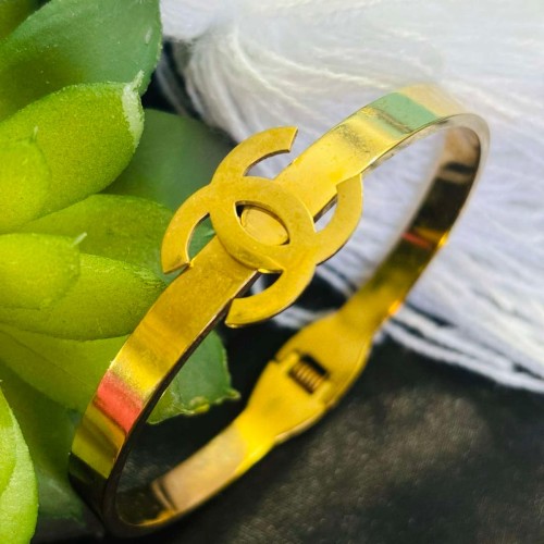 Gold Platted Braclate (Chanel)