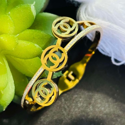 Gold Platted Braclate (Chanel)